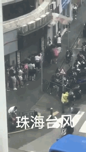 面对15级台风,卡友用生命保护他的卡车,一路走好!转发哀悼!