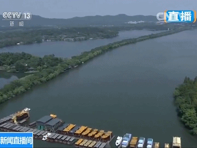 横跨西湖的一条长长的绿带,这个就是 苏堤了,北宋的大文豪苏东坡曾经