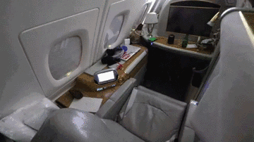 吃完了想睡?简单!有美女空姐给你