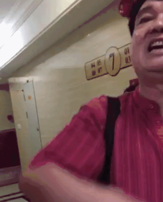 不停的骂,甚至试图动手,大家可以看到,动图里面手离这个姑娘非常近