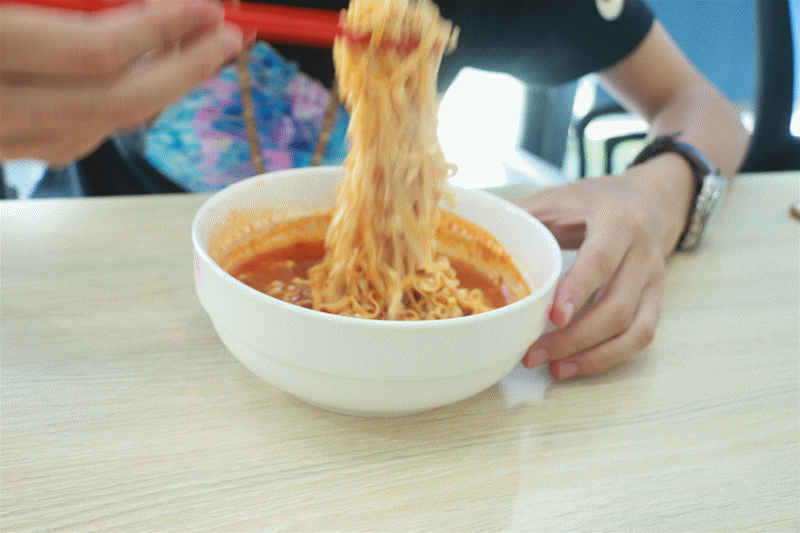 2个小时吃完全球十大最火方便面是种什么体验?|一篇严肃的泡面测评