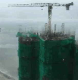 高楼顶的吊臂被吹成了陀螺,停机坪飞机在剧烈台风中摇晃,台风掀起巨浪