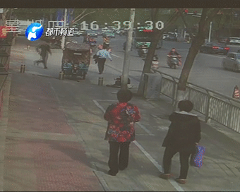 老人摔倒扶不扶? 河南消防战士给出最美答案