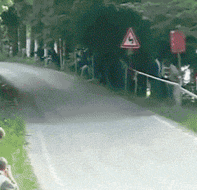 曾梦想飙车走天涯,轮子都没了还去个屁啊