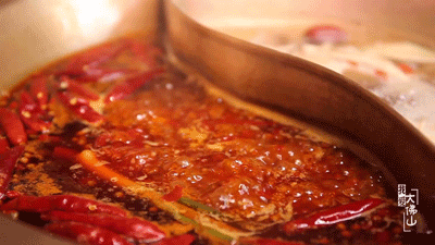 及牛油的香气 随着沸腾的锅底冉冉升起 满满一大锅的红椒,花椒,海椒