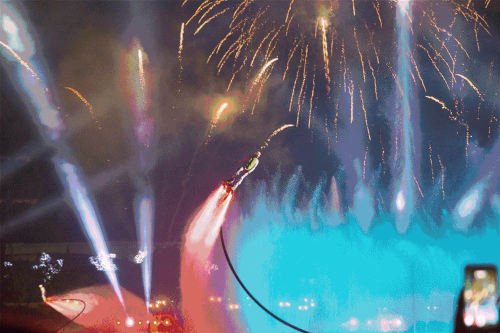 体验上天入地的非一般感觉 如亲历深海潜游,蓝天翱翔 幻彩烟花 闪耀