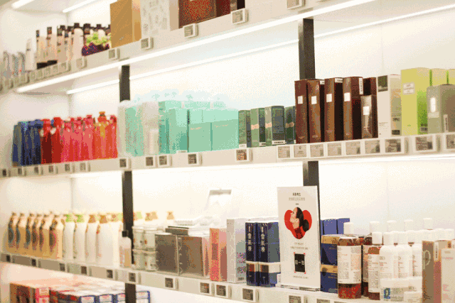 小红书开首家实体店 | 为什么电商纷纷要转战线下?