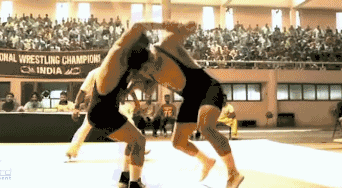 怎么能摔得这么漂亮时,他接着展示了一个更难的绝技——过胸摔