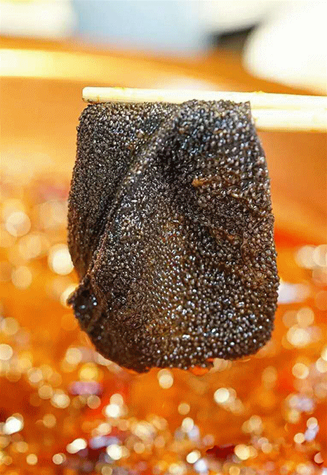 毛肚片极大较薄,出锅后的毛肚表面吸收大量的汤汁后变得香辣浓重,送