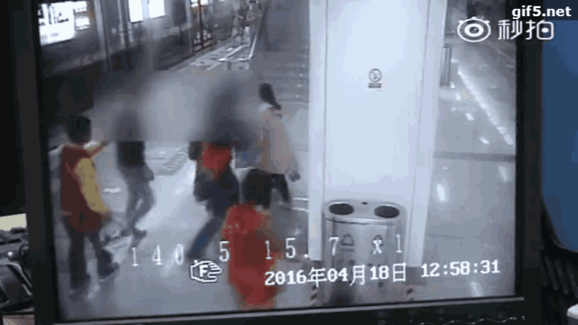 插队孕妇暴打9岁女童,拒不道歉:熊大人比熊孩子更可怕