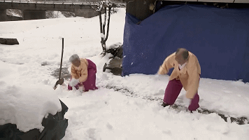 扫个地都能玩起来 有情吃雪饱 打雪仗,堆雪人 互相泼水 家里聚餐