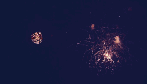 一盒彩妆盘除了口红,ysl还出了圣诞限量套装今年一定不能错过烟花!