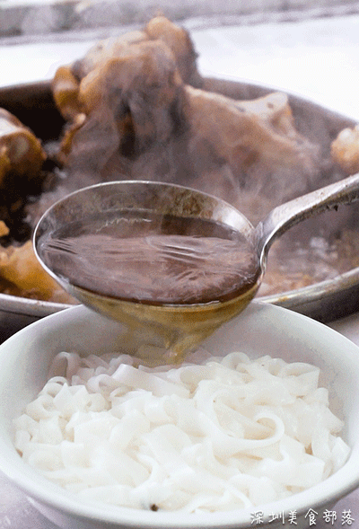 卖了十几年,勺子都要舀穿了,还是这碗粿.