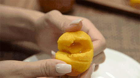 新塘90后美女老板娘免费送爆浆流心月饼!震惊吃货界