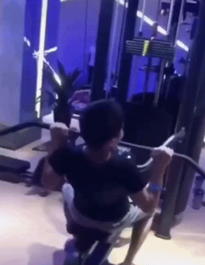 千万别在健身房穿浅色裤子运动这也太尴尬了