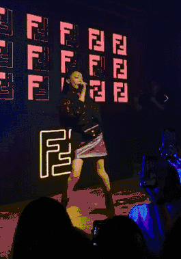 王嘉尔在fendi蹦迪趴上脱了.-来自微信公众号的