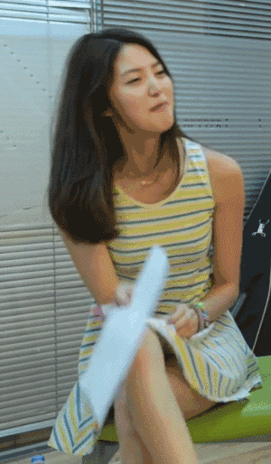 动态图:老板娘,一壶茶水,一盘花生米