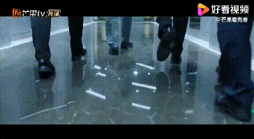 远远走过来,看似不动声色,眼神却像一把机关枪,暗黑的氛围似说