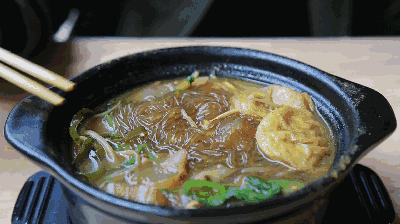 早餐: 枣香小蜗牛馒头苹果麦片粥 间点:酸奶 午餐: 羊肉沫炒豇豆 香