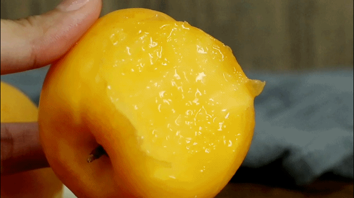 来自山东蒙阴的黄金油桃不用削皮直接吃咬一口香甜爆汁