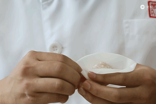 娴熟的功夫,虾饺5秒就包好