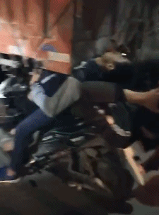 搞笑gif:再强的走位,也躲不过我这一棒!