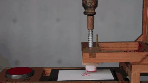 这个帅大叔用一根根木头做出的玩偶,让无数人笑着落泪,一张动图够你看