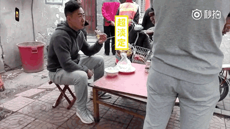 潍坊淡定哥!餐馆起火浓烟滚滚,他在旁悠闲吃饭.