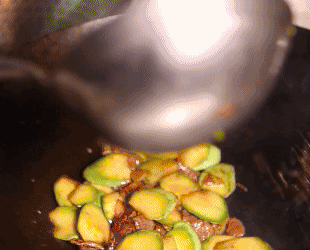 分享两道快手菜——羊肉炒西葫芦以及爆炒鱿鱼卷!