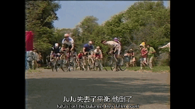 维护秩序的警察在混乱的现场找到