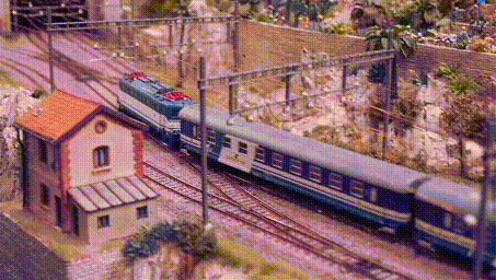 火车以外,场景里所有的汽车也是会自动行驶的,在微缩世界都能排出延时