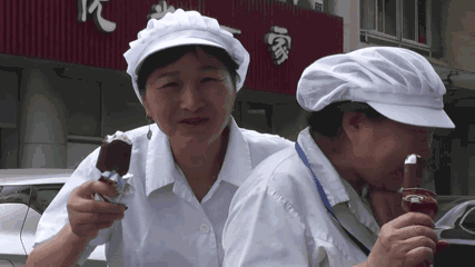 刚给小卖部补完一箱箱矿泉水的搬运工