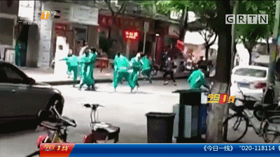 花都十多名学生当街斗殴,场面失控吓坏路人