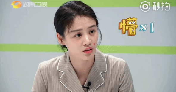 海报时尚网独家策划栏目「潮我看齐」独家拍摄马思纯 她是《左耳》里个性张扬放肆且敢爱敢恨的青春少女;也是《将军在上》里英俊潇洒且武功高强的英武女将军;还是《七月与安生》里善良却又反叛的优等生。如此善变的她却一直保持着一颗热爱表演,热爱生活的心。她就是本期海报时尚网独家策划栏目「潮我看齐」的主角马思纯,海豹君有幸与马思纯相约在重庆,快来一起走进马思纯的故事世界吧。 作为《我是大侦探》的死忠粉,海豹君最近被马思纯圈粉了。不仅是装扮惊艳,更多的是马思纯的在其中的表现。 在海豹君得知《我是大侦探