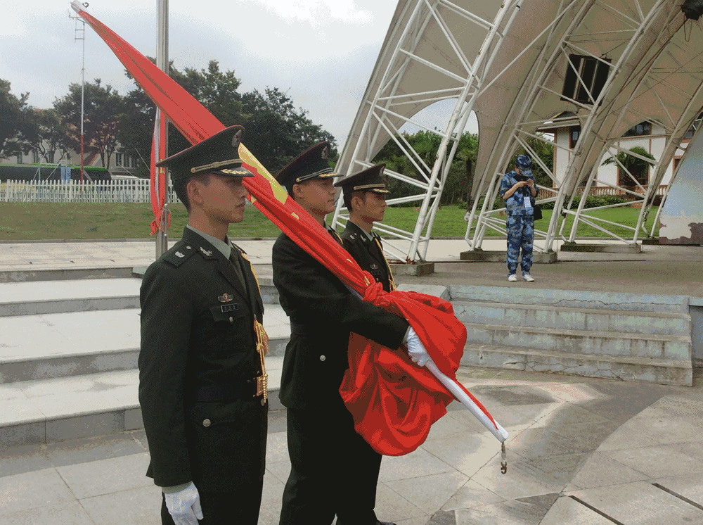 通过换制服,整内务,排队列,升国旗,授营旗,面向国旗宣誓的活动,使营员