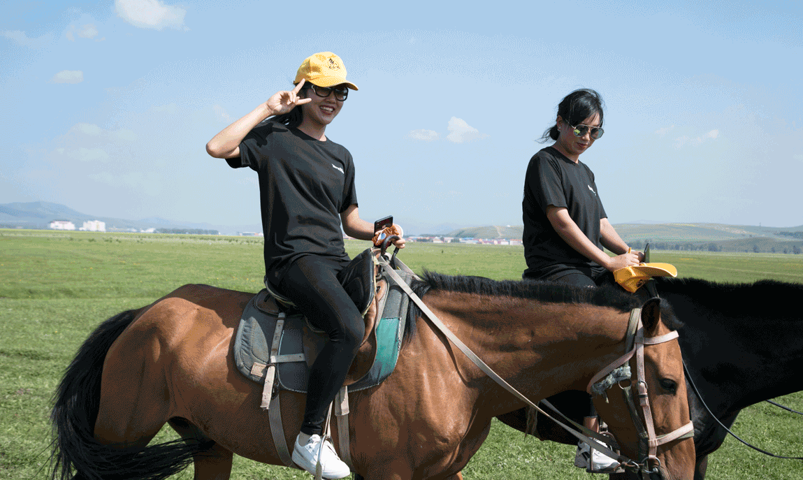 8月草原行——鱼你在一起团队策马奔腾,驰骋草原之上