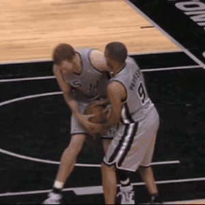 马刺的新闻基本就没正常过, 看他们的比赛你要不错眼珠地盯着镜头