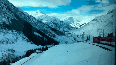 在白雪皑皑的阿尔卑斯山脉