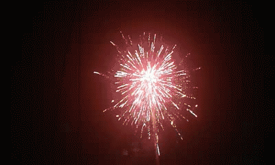 欢歌响彻夜空 与心爱的ta携手倒数,感谢一路一起 在唯美的烟花下一起