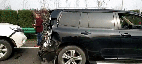 今天上午,安徽境内高速公路30多车相撞 现场惨烈 多人遇难