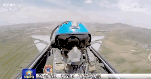 歼-15战机与鸟群相撞突发火情,生死时刻