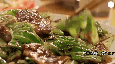 今天剪了一个让我印象最深的料理 —— 圆白菜烧肉,看这家子吃菜的