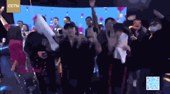 伴随着现场乐队的演奏,激动地在直播间欢呼雀跃