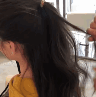 比较差,干枯毛躁没有光泽,又加上是细软发质,在造型之前头发有点扁塌