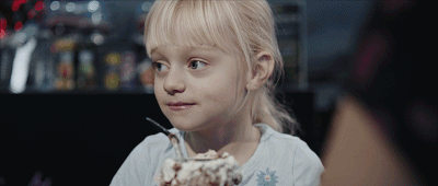 她学手语学得飞快,脸上开始有了丰富的表情,去外头吃饭看见别人用