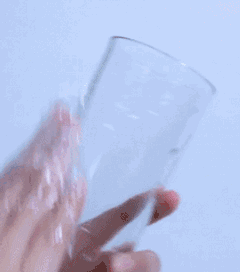 将用过的保鲜膜缠绕几圈在手上,然后用其 直接擦洗杯子有水垢的地方.