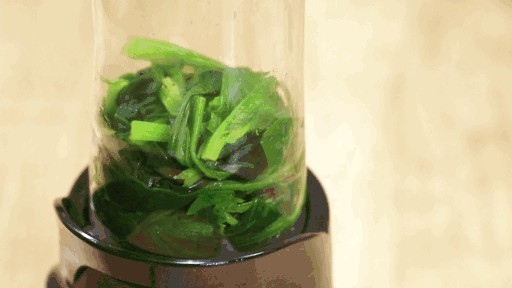 一份面粉加菠菜汁和成绿色的面团