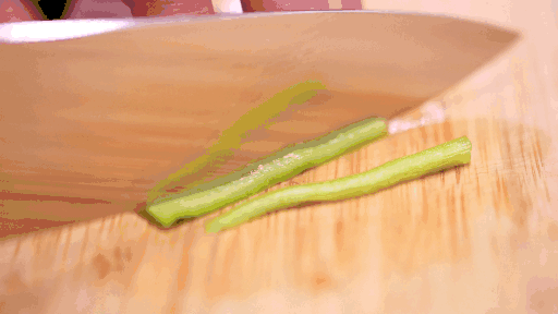 3. 青椒丝,土豆丝下锅后要大火快速翻炒出锅才好吃. 媼 2 .