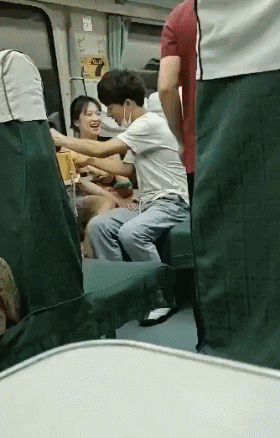 才不会引起怀疑这么淡定的吗小孩:今天怎么老有人偷偷掐我狗子:肚子有