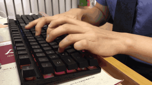 动图感受下 书记员小姐姐速录的手速 听不到声音的各位脑补一下 键盘